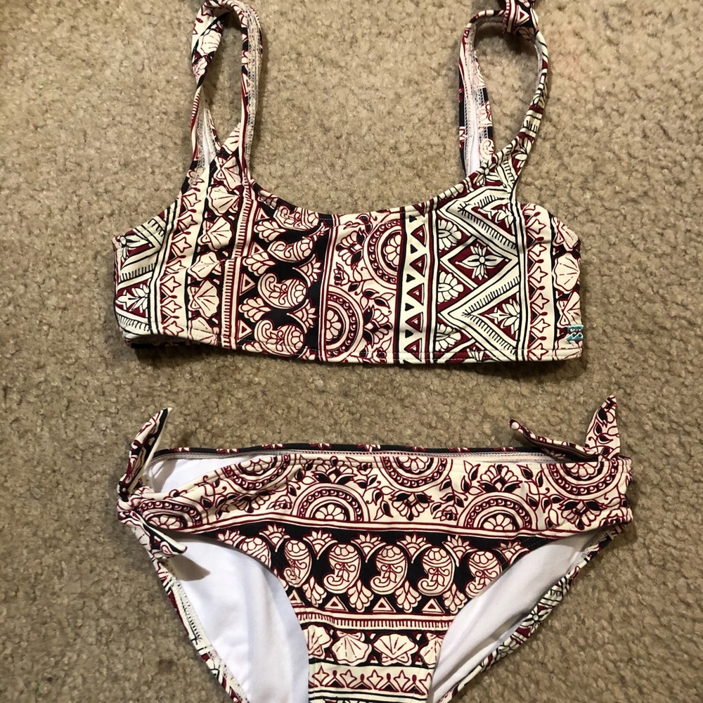BillaBong red white and black patterned bikini